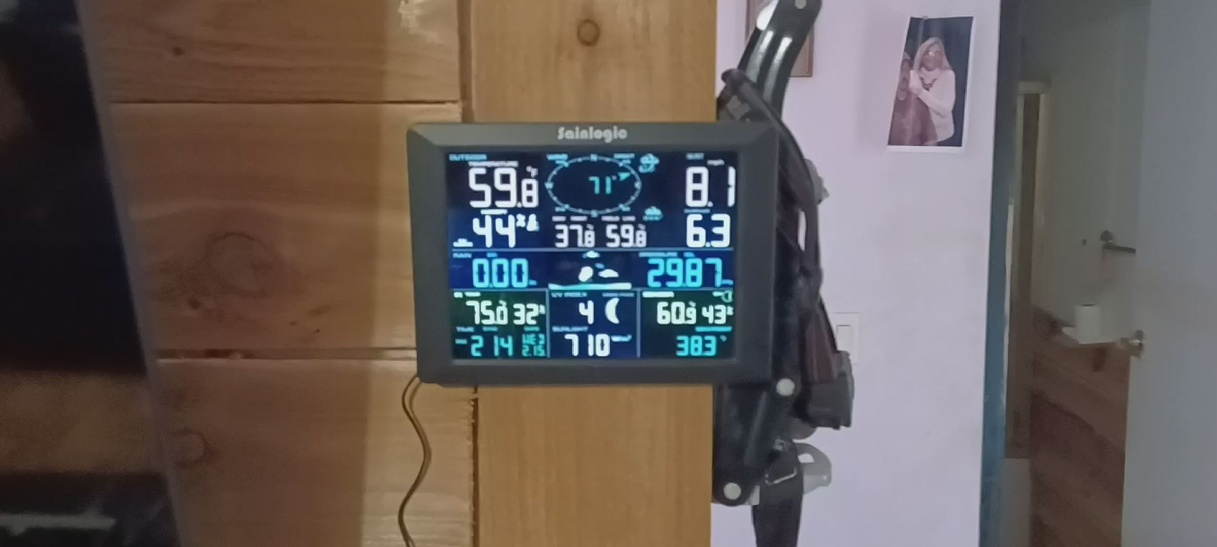 Load video: Sainlogic 0300 weather station device usage demo.